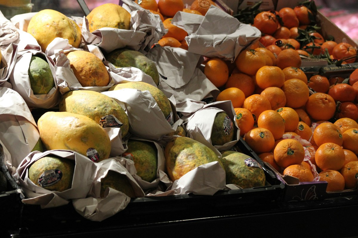 Papaya fresca cortada mostrando sus semillas y pulpa
